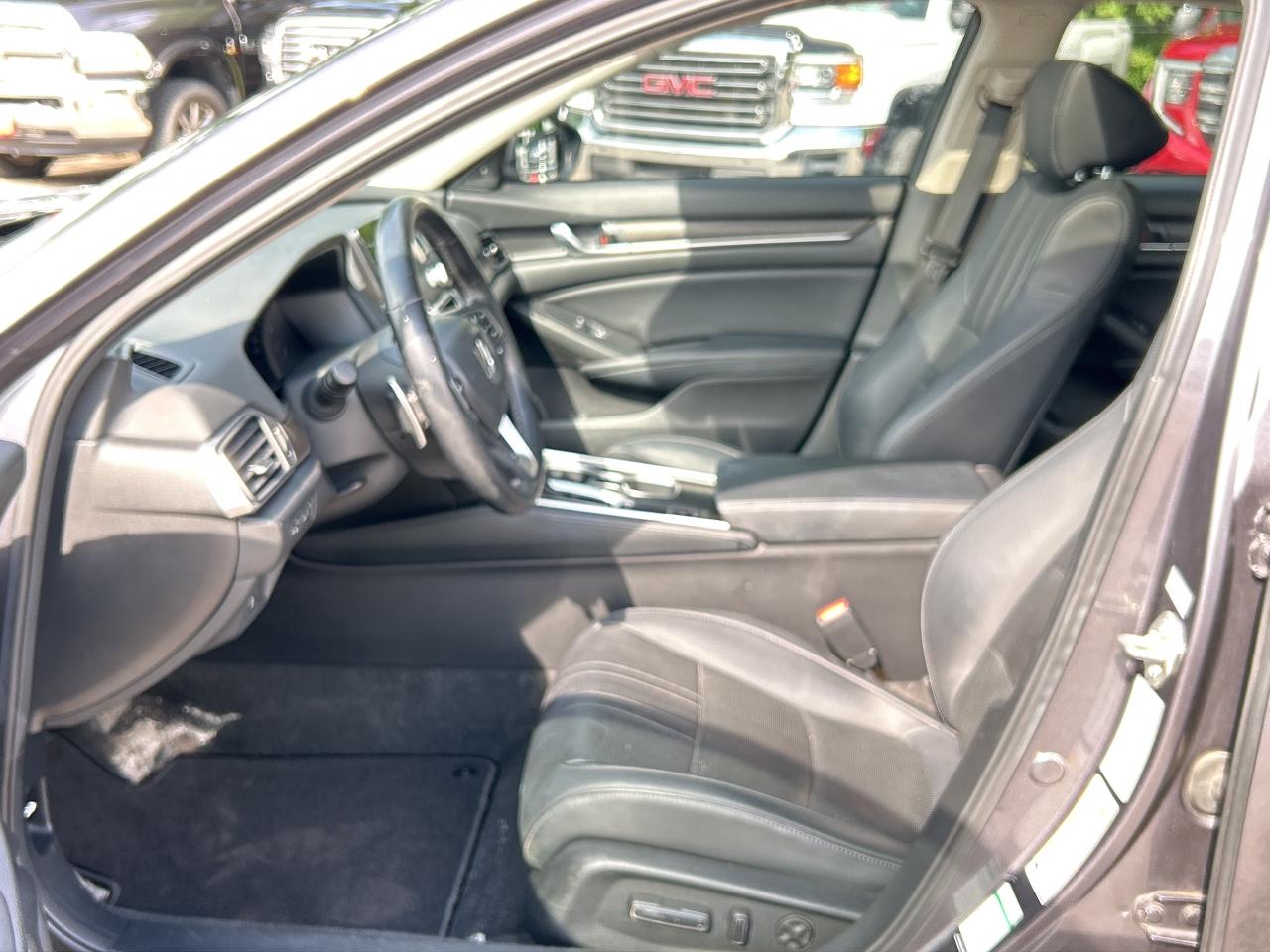 2018 Honda Accord Sedan TOURING, HEATED/ COOLED LEATHER, REMOTE START! Photo