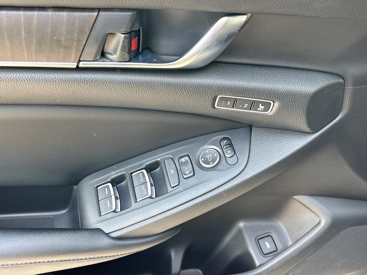 2018 Honda Accord Sedan TOURING, HEATED/ COOLED LEATHER, REMOTE START! Photo