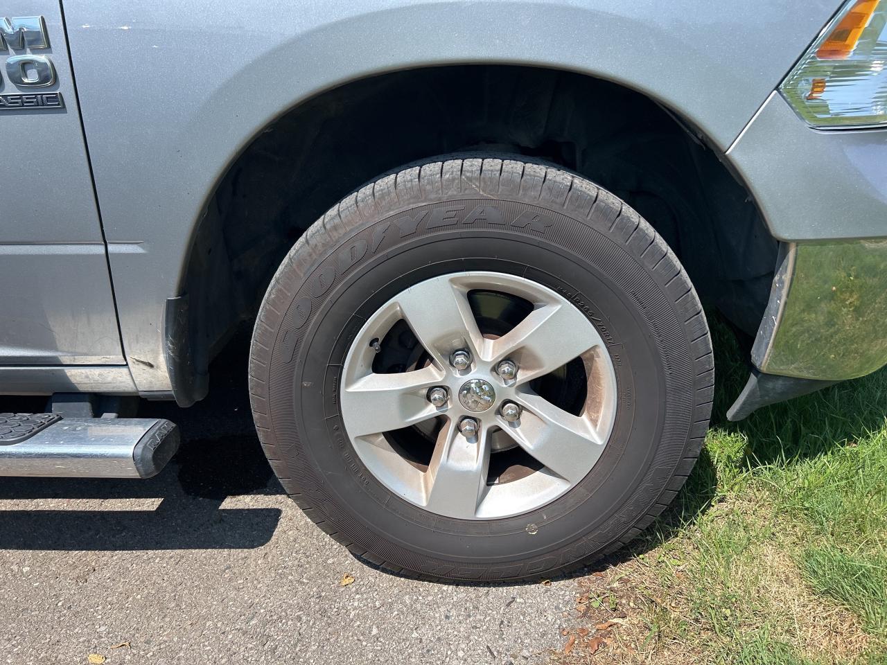 2020 RAM 1500 Classic SLT, CLEAN CARFAX, REMOTE START, 6 PASSENGER! Photo4