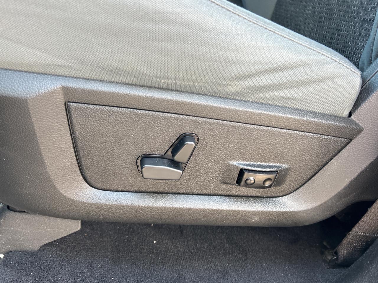 2020 RAM 1500 Classic SLT, CLEAN CARFAX, REMOTE START, 6 PASSENGER! Photo