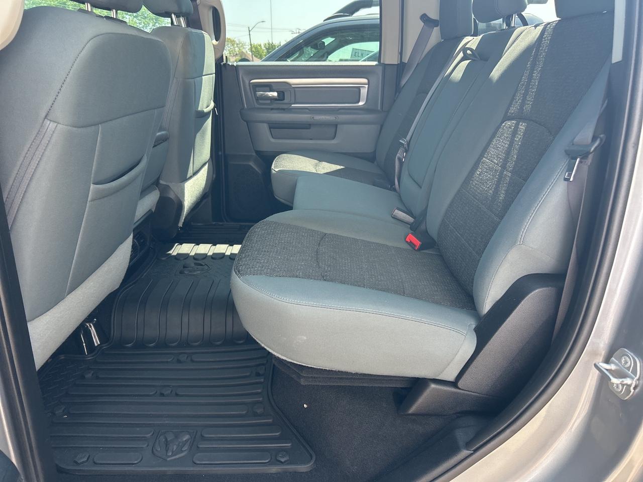 2020 RAM 1500 Classic SLT, CLEAN CARFAX, REMOTE START, 6 PASSENGER! Photo