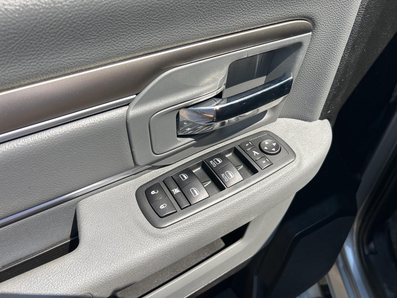 2020 RAM 1500 Classic SLT, CLEAN CARFAX, REMOTE START, 6 PASSENGER! Photo