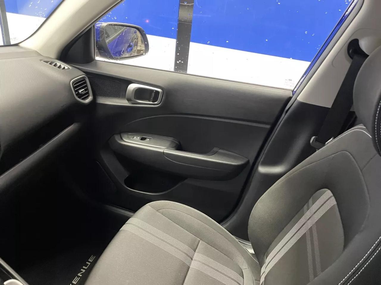 2022 Hyundai Venue PREFERRED   HEATED SEATS   HEATED WHEEL   APPLE CA Photo