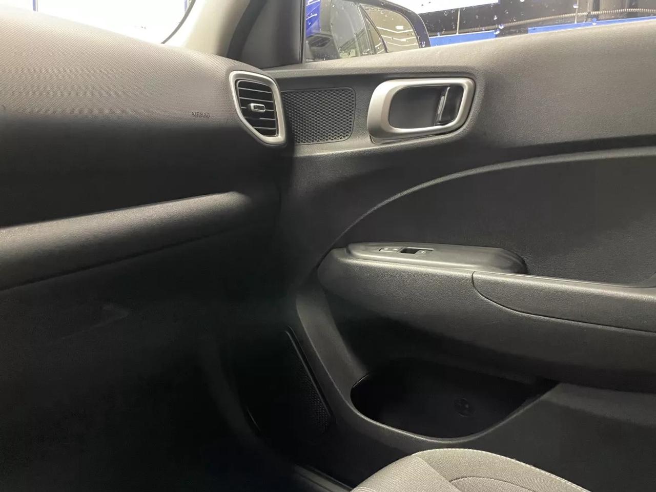 2022 Hyundai Venue PREFERRED   HEATED SEATS   HEATED WHEEL   APPLE CA Photo