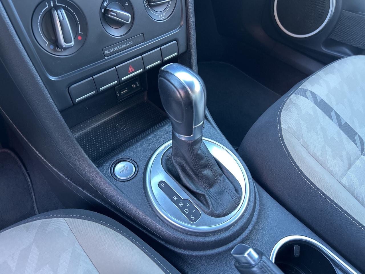 2018 Volkswagen Beetle Convertible TRENDLINE, AUTO, BACK UP CAM, BLINDSPOT MONITORS! Photo