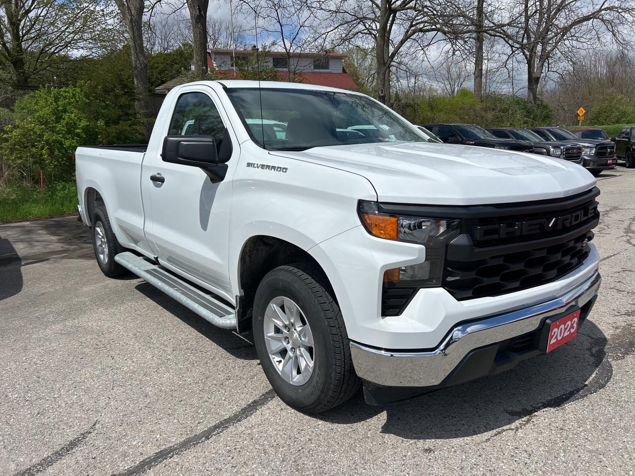 2023 Chevrolet Silverado 1500 CLEAN CARFAX, BALANCE OF FACTORY WARRANTY! Photo3