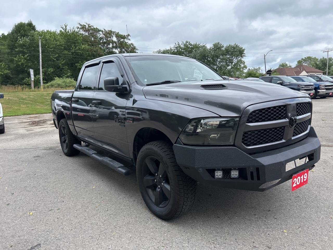 2019 RAM 1500 Classic EXPRESS, CREW CAB, 4X4, 6 PASSENGER! Photo3