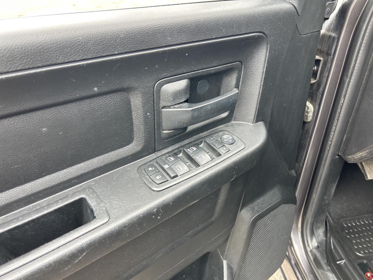 2019 RAM 1500 Classic EXPRESS, CREW CAB, 4X4, 6 PASSENGER! Photo