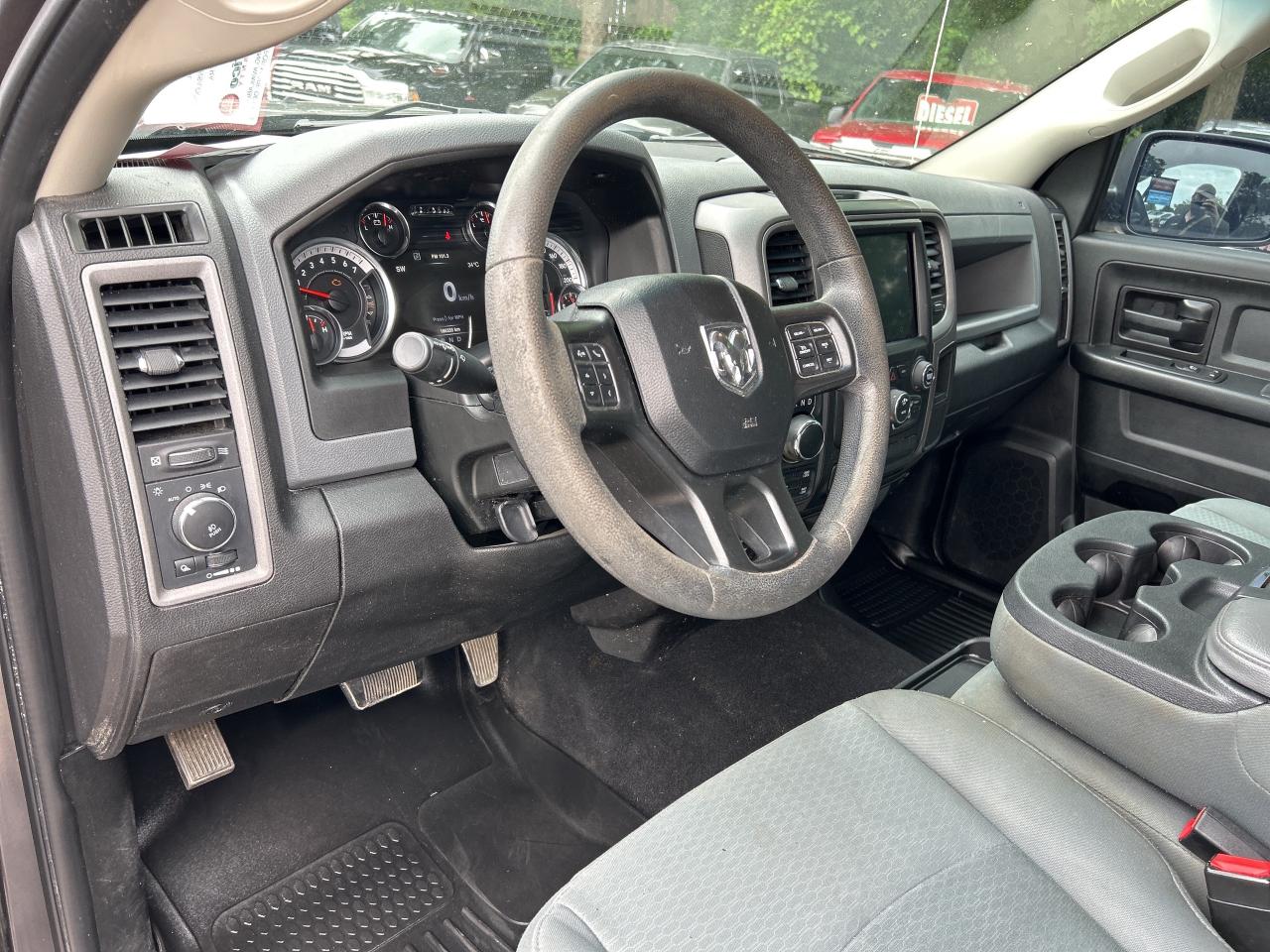 2019 RAM 1500 Classic EXPRESS, CREW CAB, 4X4, 6 PASSENGER! Photo