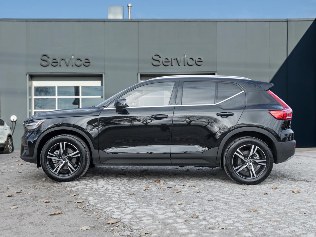 2025 Volvo XC40 B5 AWD Core Bright Theme POWER PANO ROOF-VOLVO CPO Photo