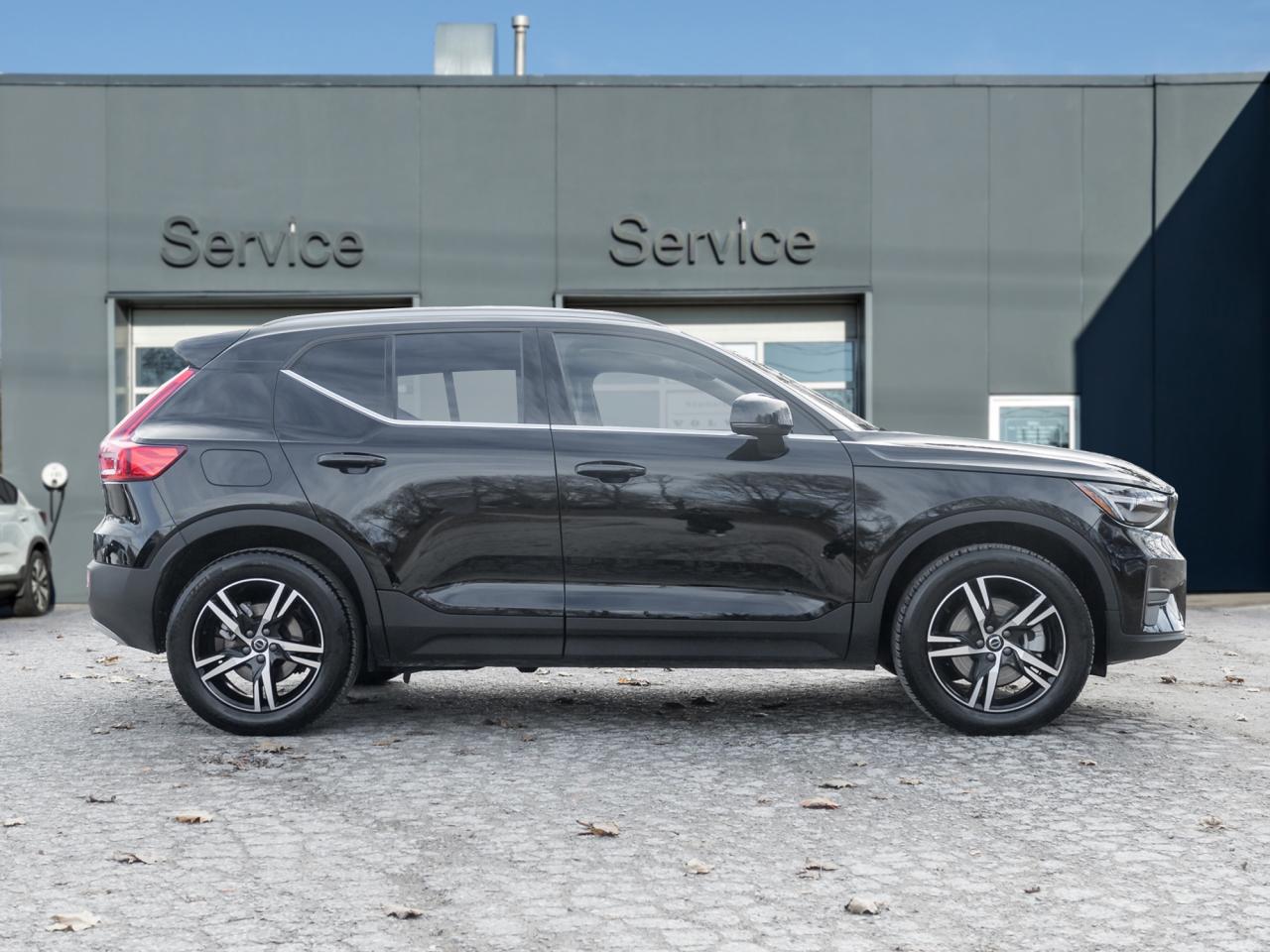 2025 Volvo XC40 B5 AWD Core Bright Theme POWER PANO ROOF-VOLVO CPO Photo4