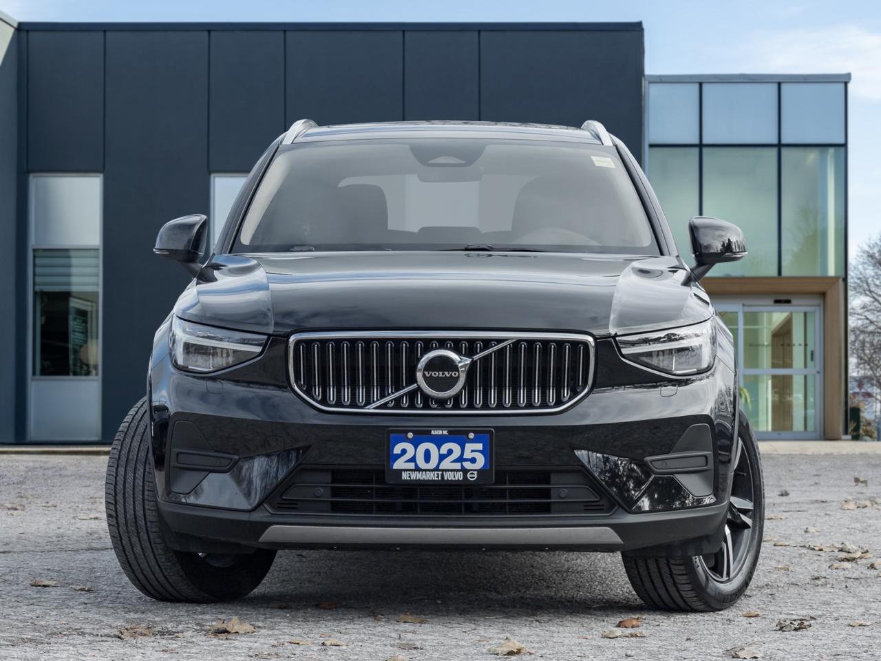 2025 Volvo XC40 B5 AWD Core Bright Theme POWER PANO ROOF-VOLVO CPO Photo