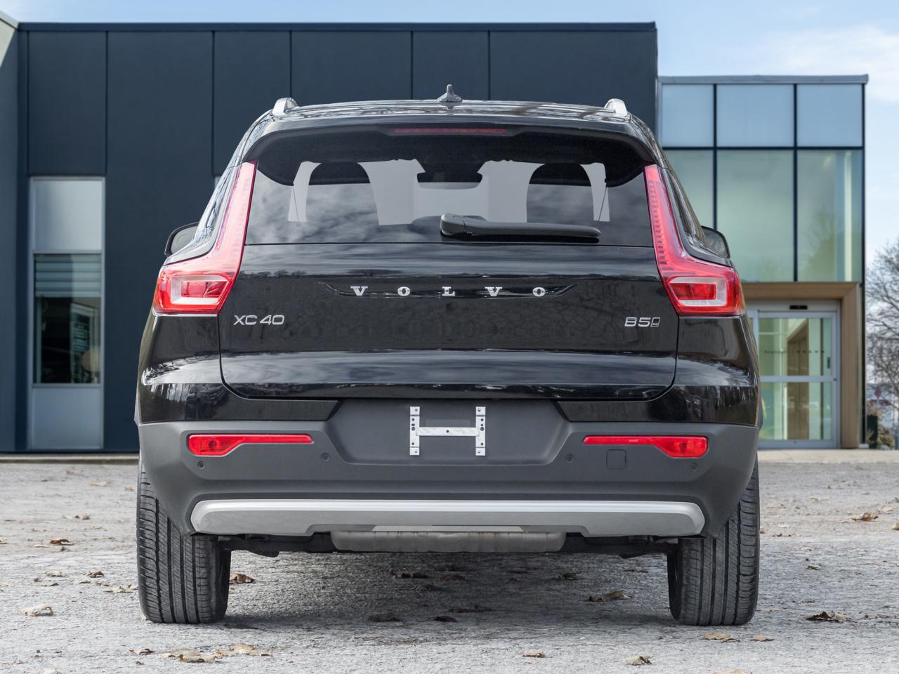 2025 Volvo XC40 B5 AWD Core Bright Theme POWER PANO ROOF-VOLVO CPO Photo