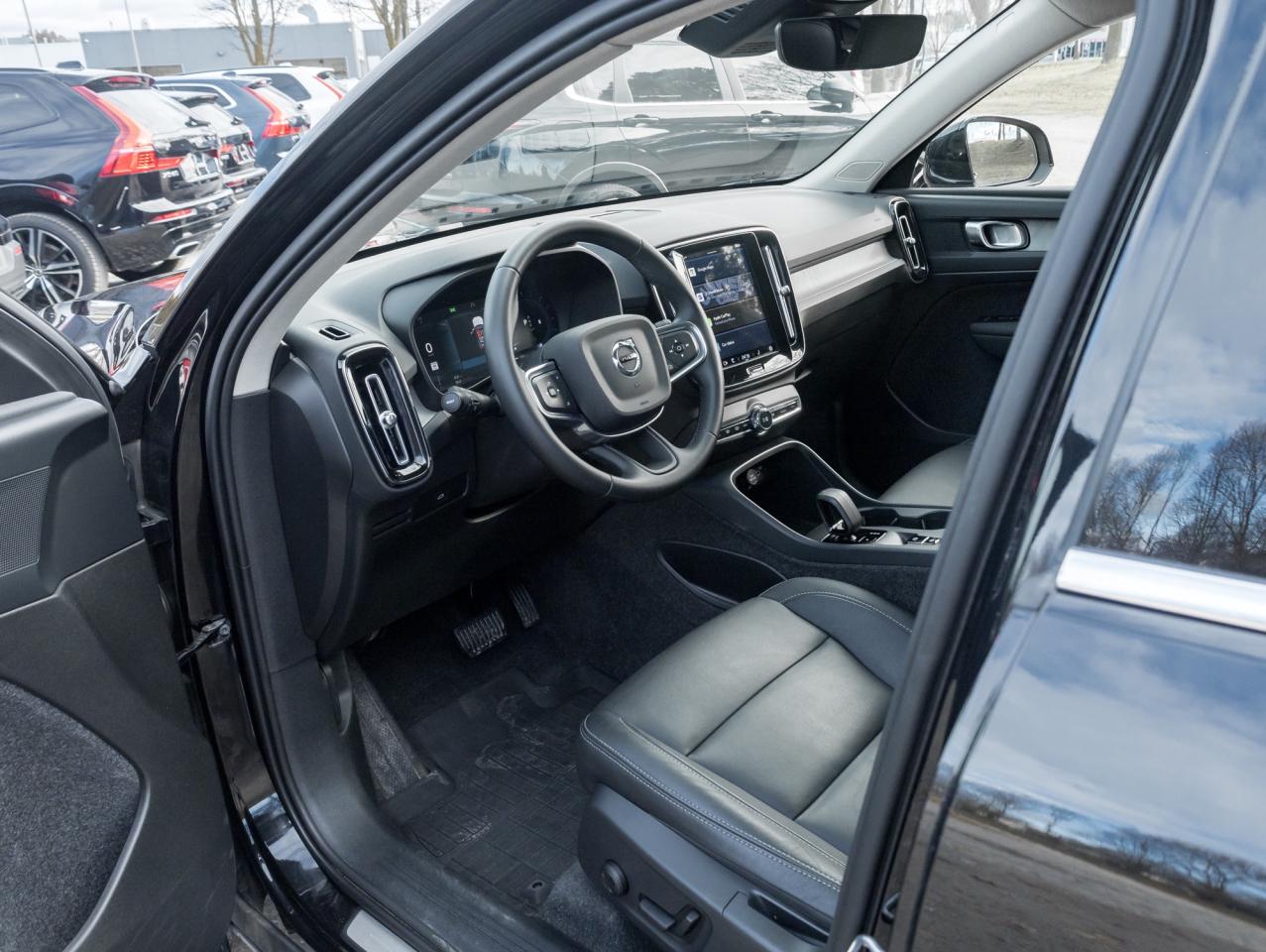 2025 Volvo XC40 B5 AWD Core Bright Theme POWER PANO ROOF-VOLVO CPO Photo