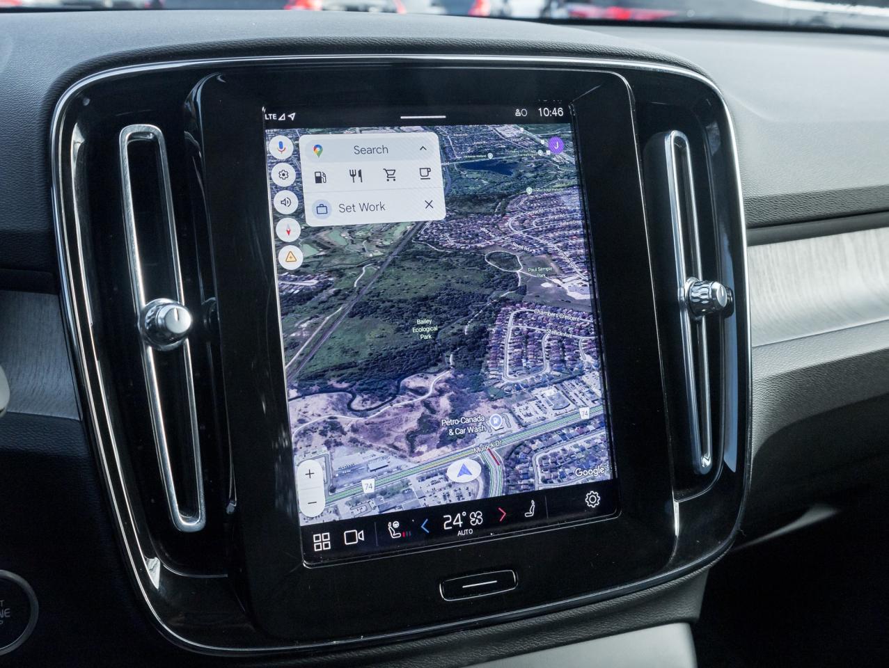 2025 Volvo XC40 B5 AWD Core Bright Theme POWER PANO ROOF-VOLVO CPO Photo