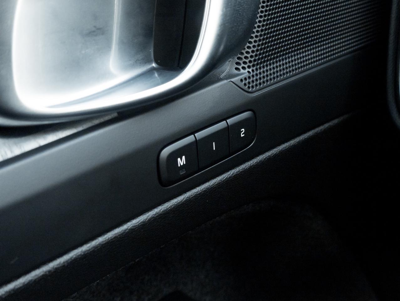 2025 Volvo XC40 B5 AWD Core Bright Theme POWER PANO ROOF-VOLVO CPO Photo