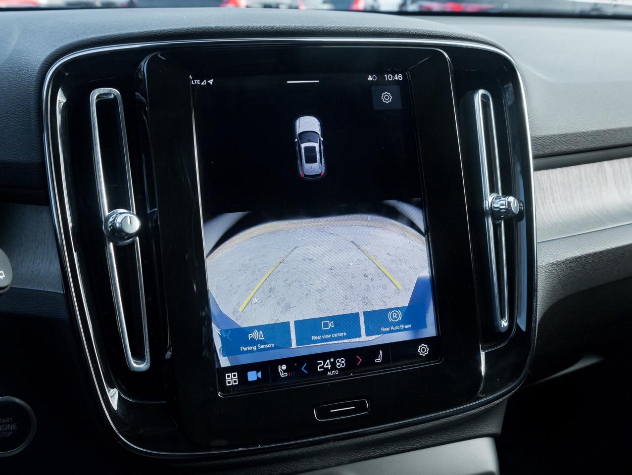 2025 Volvo XC40 B5 AWD Core Bright Theme POWER PANO ROOF-VOLVO CPO Photo