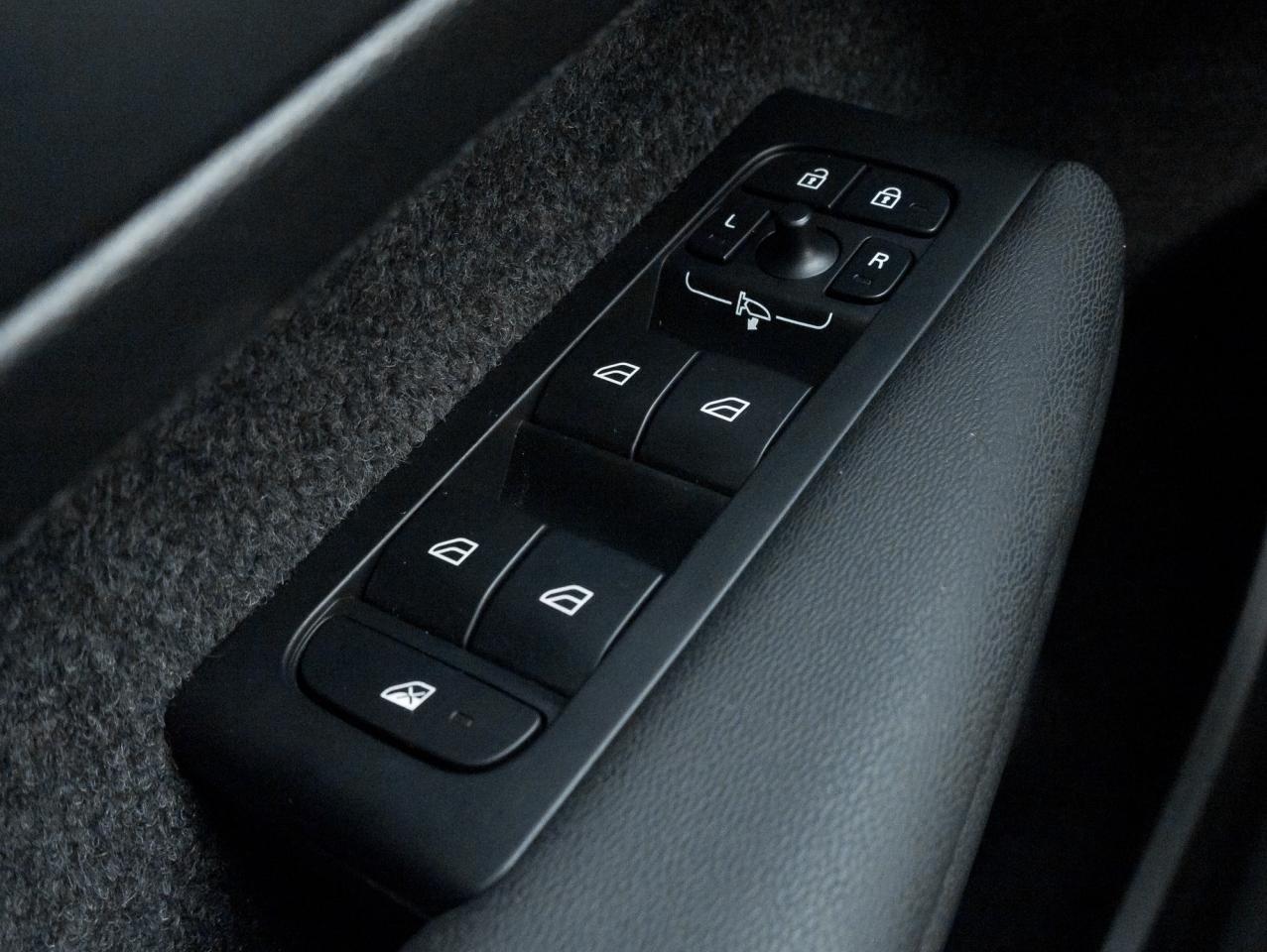 2025 Volvo XC40 B5 AWD Core Bright Theme POWER PANO ROOF-VOLVO CPO Photo