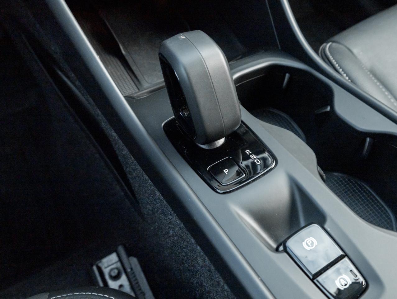 2025 Volvo XC40 B5 AWD Core Bright Theme POWER PANO ROOF-VOLVO CPO Photo