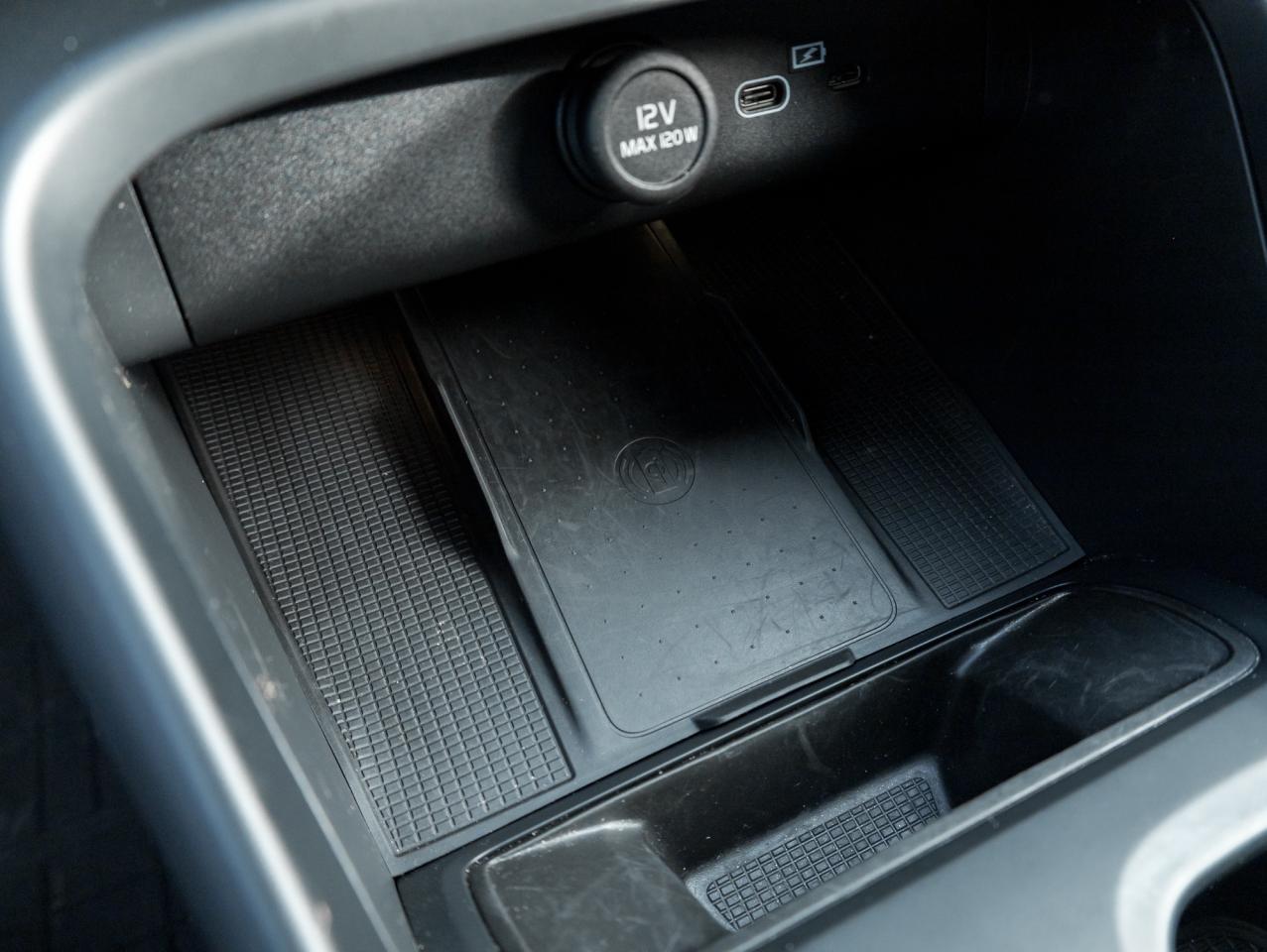 2025 Volvo XC40 B5 AWD Core Bright Theme POWER PANO ROOF-VOLVO CPO Photo