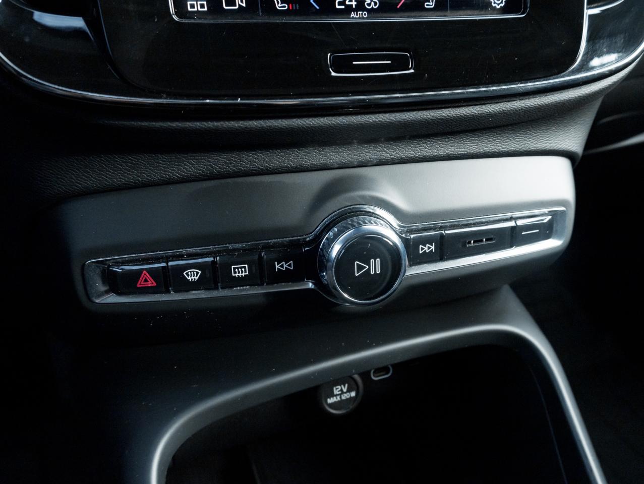 2025 Volvo XC40 B5 AWD Core Bright Theme POWER PANO ROOF-VOLVO CPO Photo