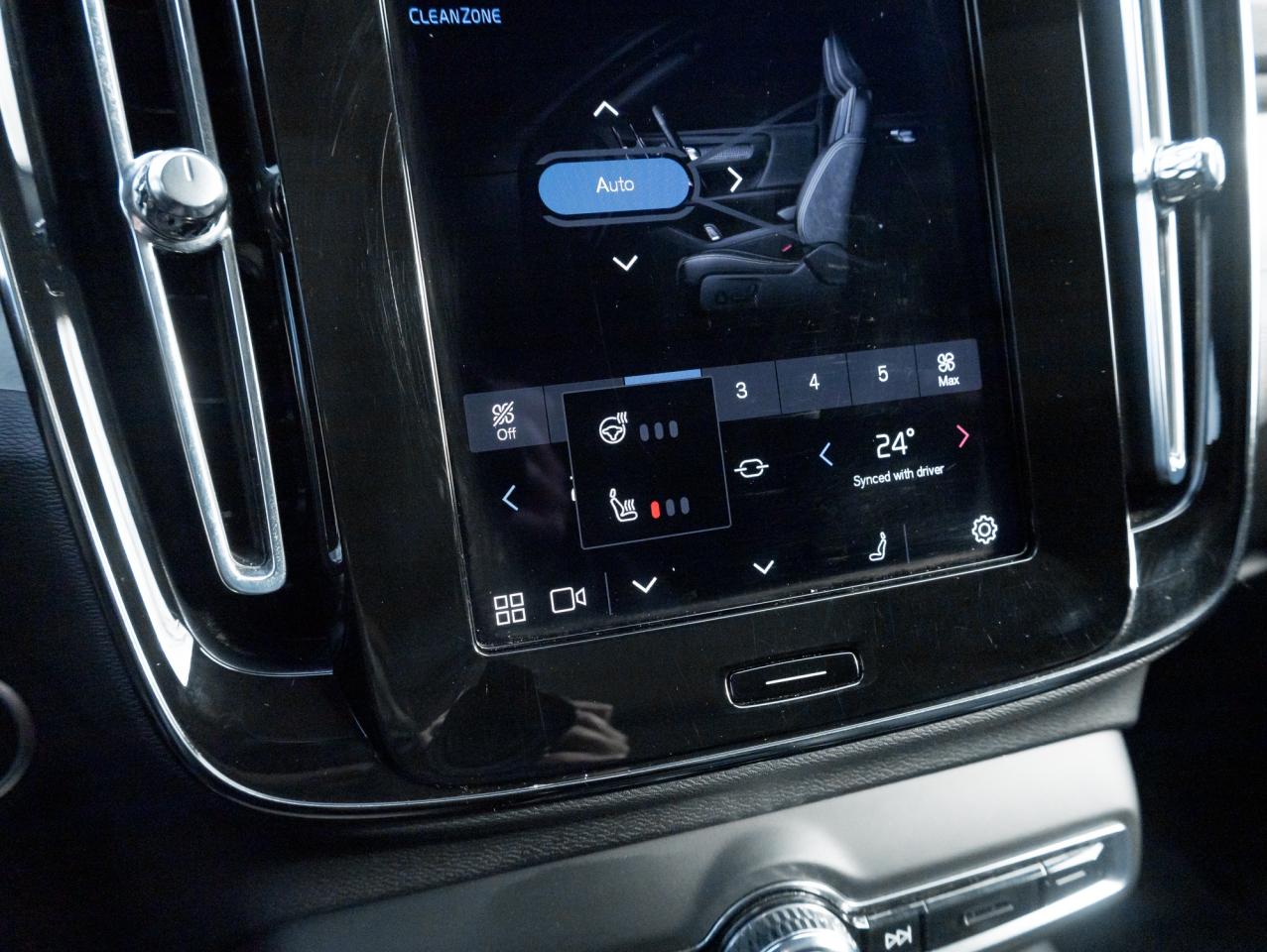 2025 Volvo XC40 B5 AWD Core Bright Theme POWER PANO ROOF-VOLVO CPO Photo