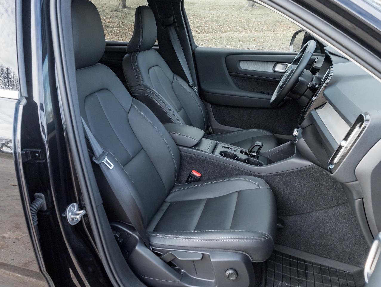 2025 Volvo XC40 B5 AWD Core Bright Theme POWER PANO ROOF-VOLVO CPO Photo