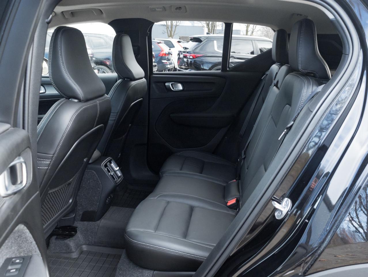 2025 Volvo XC40 B5 AWD Core Bright Theme POWER PANO ROOF-VOLVO CPO Photo