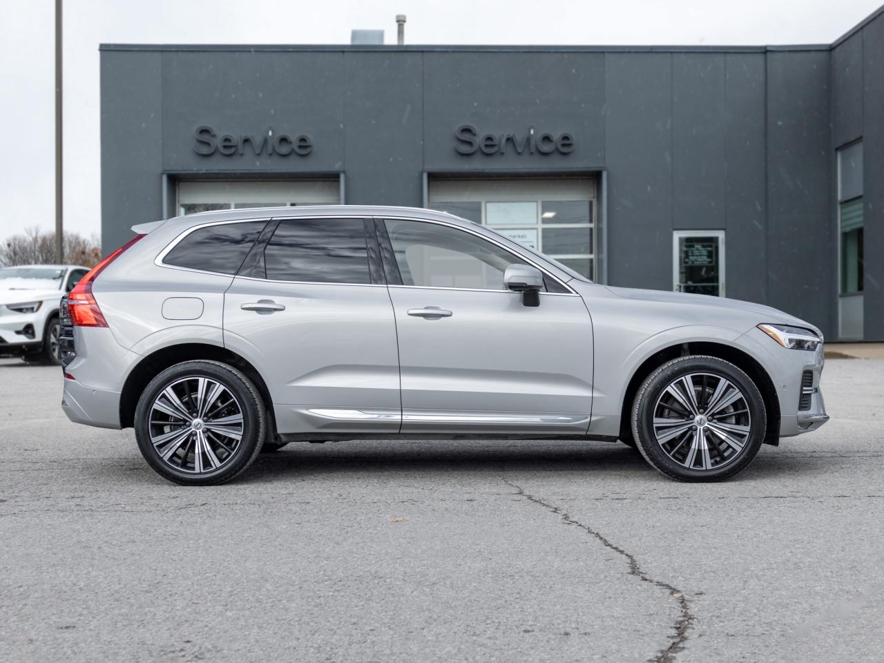 2023 Volvo XC60 B6 AWD Plus Bright Theme  OFF LEASE  ONE OWNER Photo4