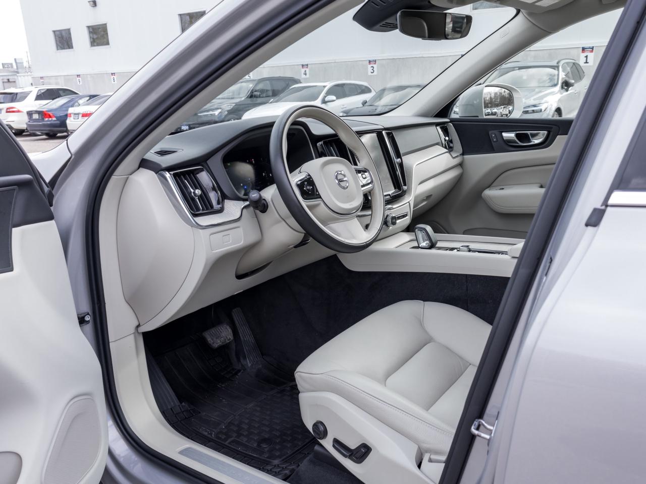 2023 Volvo XC60 B6 AWD Plus Bright Theme  OFF LEASE  ONE OWNER Photo