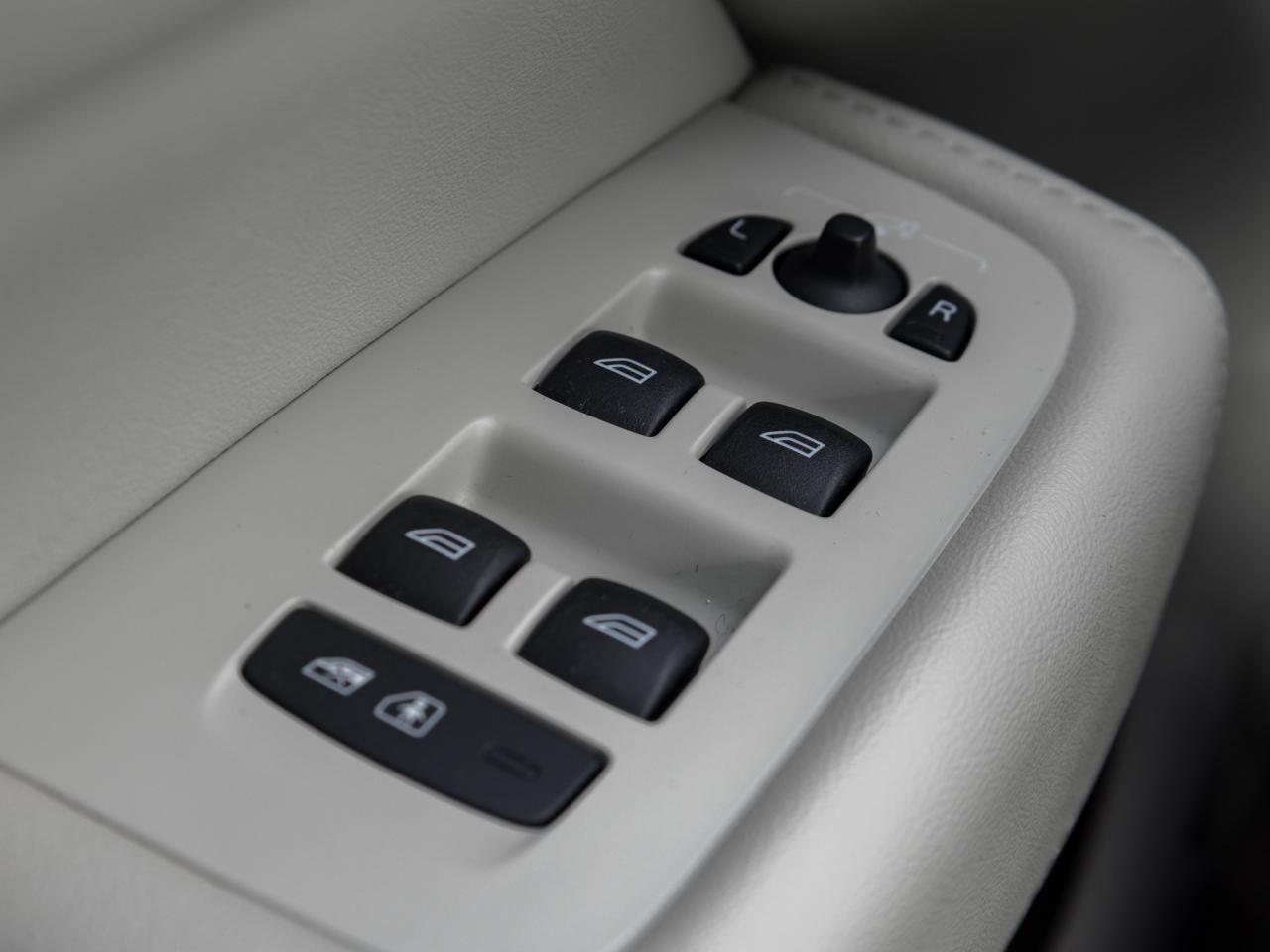 2023 Volvo XC60 B6 AWD Plus Bright Theme  OFF LEASE  ONE OWNER Photo