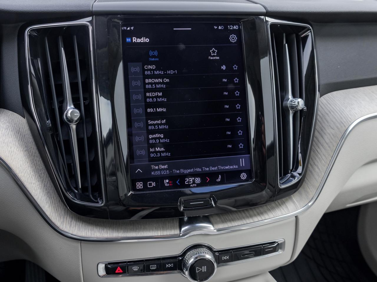 2023 Volvo XC60 B6 AWD Plus Bright Theme  OFF LEASE  ONE OWNER Photo