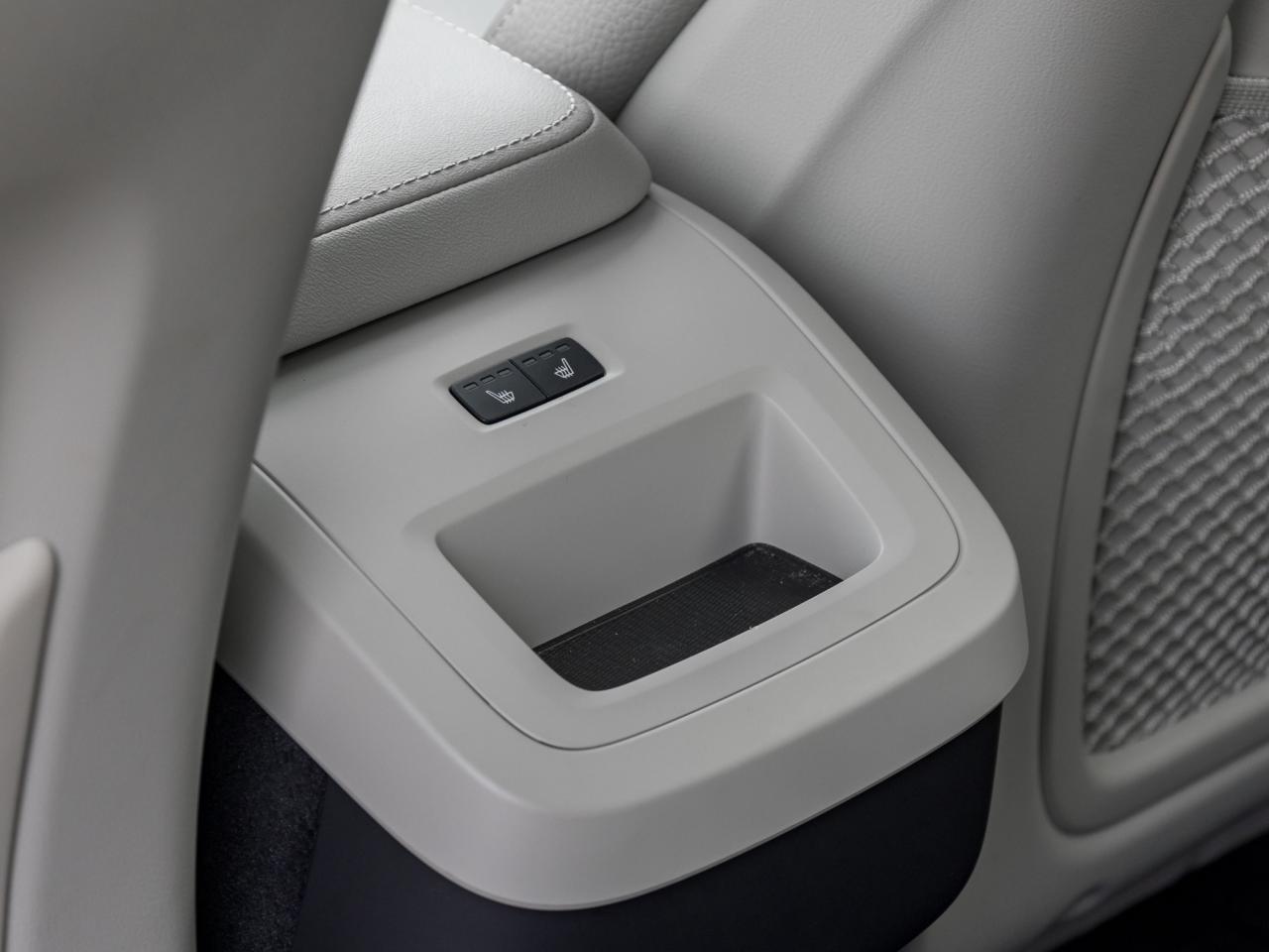 2023 Volvo XC60 B6 AWD Plus Bright Theme  OFF LEASE  ONE OWNER Photo