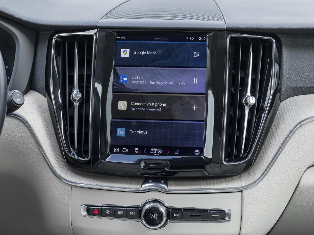 2023 Volvo XC60 B6 AWD Plus Bright Theme  OFF LEASE  ONE OWNER Photo