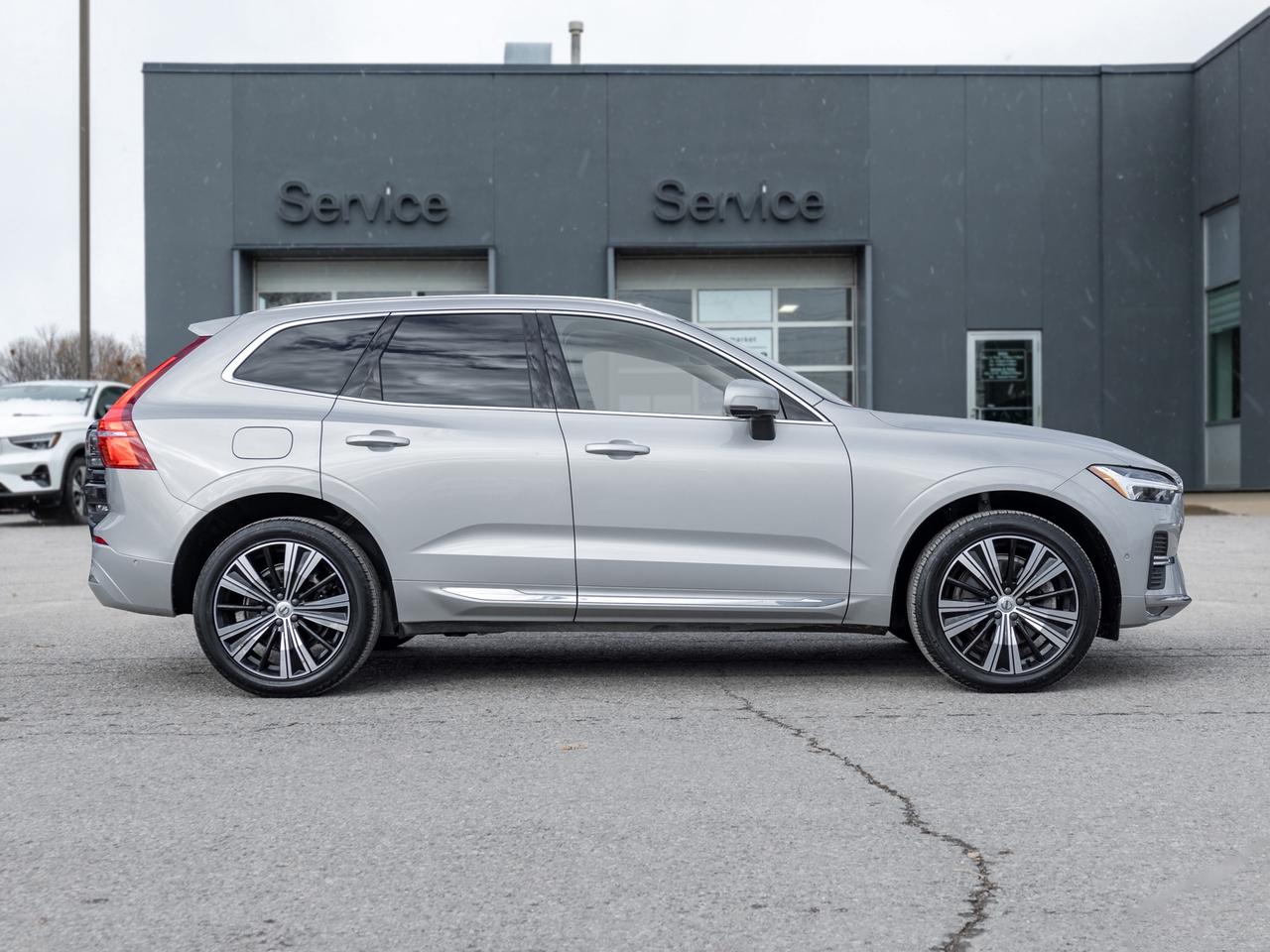 2023 Volvo XC60 B6 AWD Plus Bright Theme  OFF LEASE  ONE OWNER Photo4