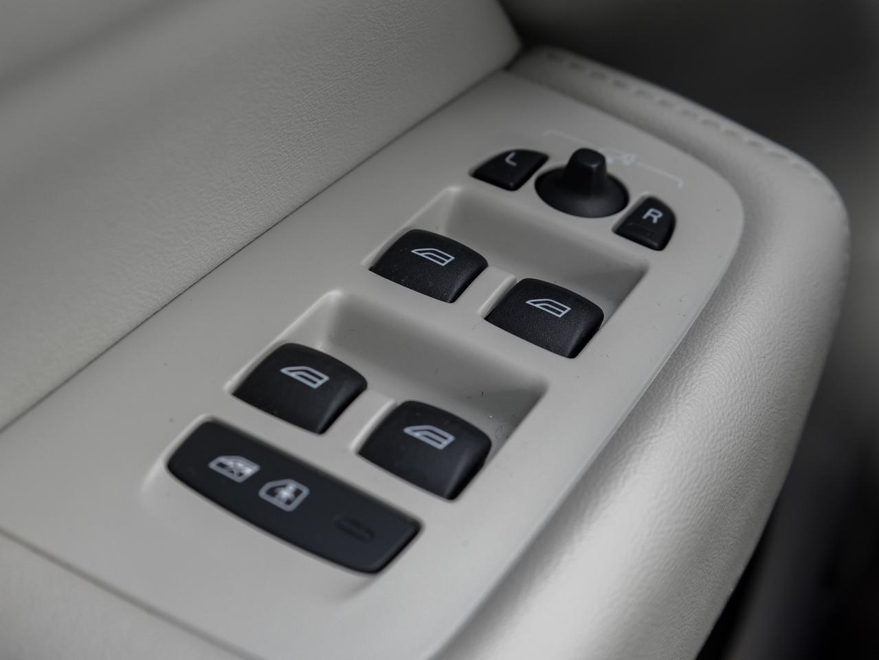 2023 Volvo XC60 B6 AWD Plus Bright Theme  OFF LEASE  ONE OWNER Photo