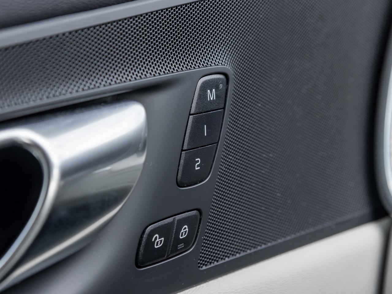 2023 Volvo XC60 B6 AWD Plus Bright Theme  OFF LEASE  ONE OWNER Photo