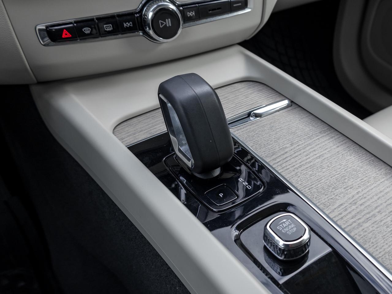 2023 Volvo XC60 B6 AWD Plus Bright Theme  OFF LEASE  ONE OWNER Photo