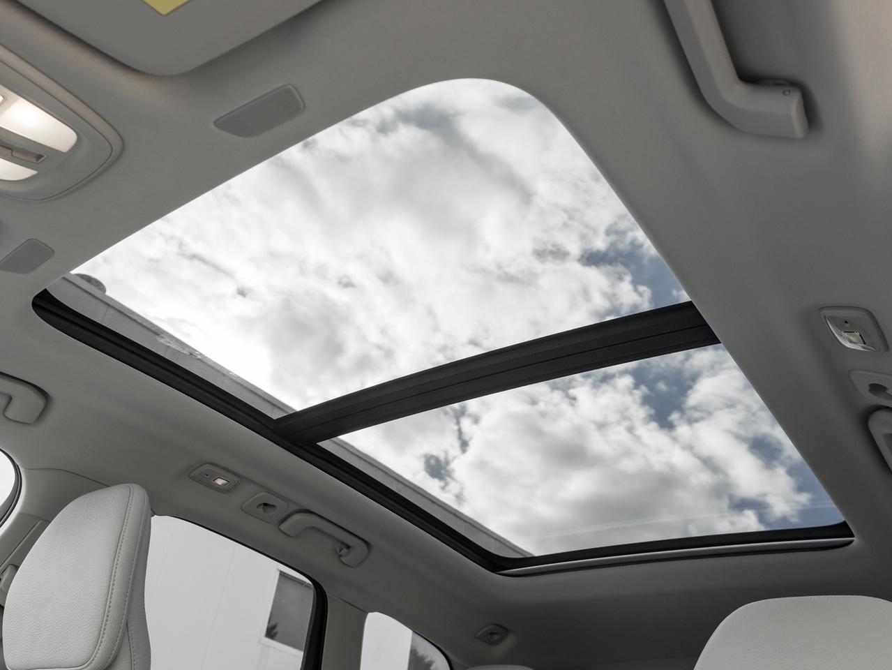 2023 Volvo XC60 B6 AWD Plus Bright Theme  OFF LEASE  ONE OWNER Photo