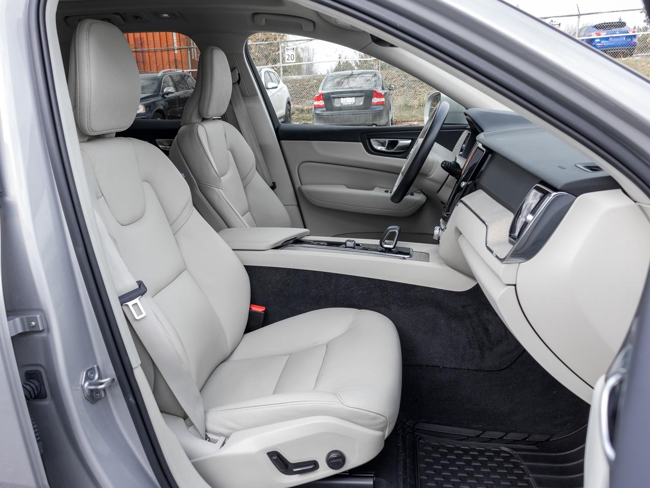 2023 Volvo XC60 B6 AWD Plus Bright Theme  OFF LEASE  ONE OWNER Photo