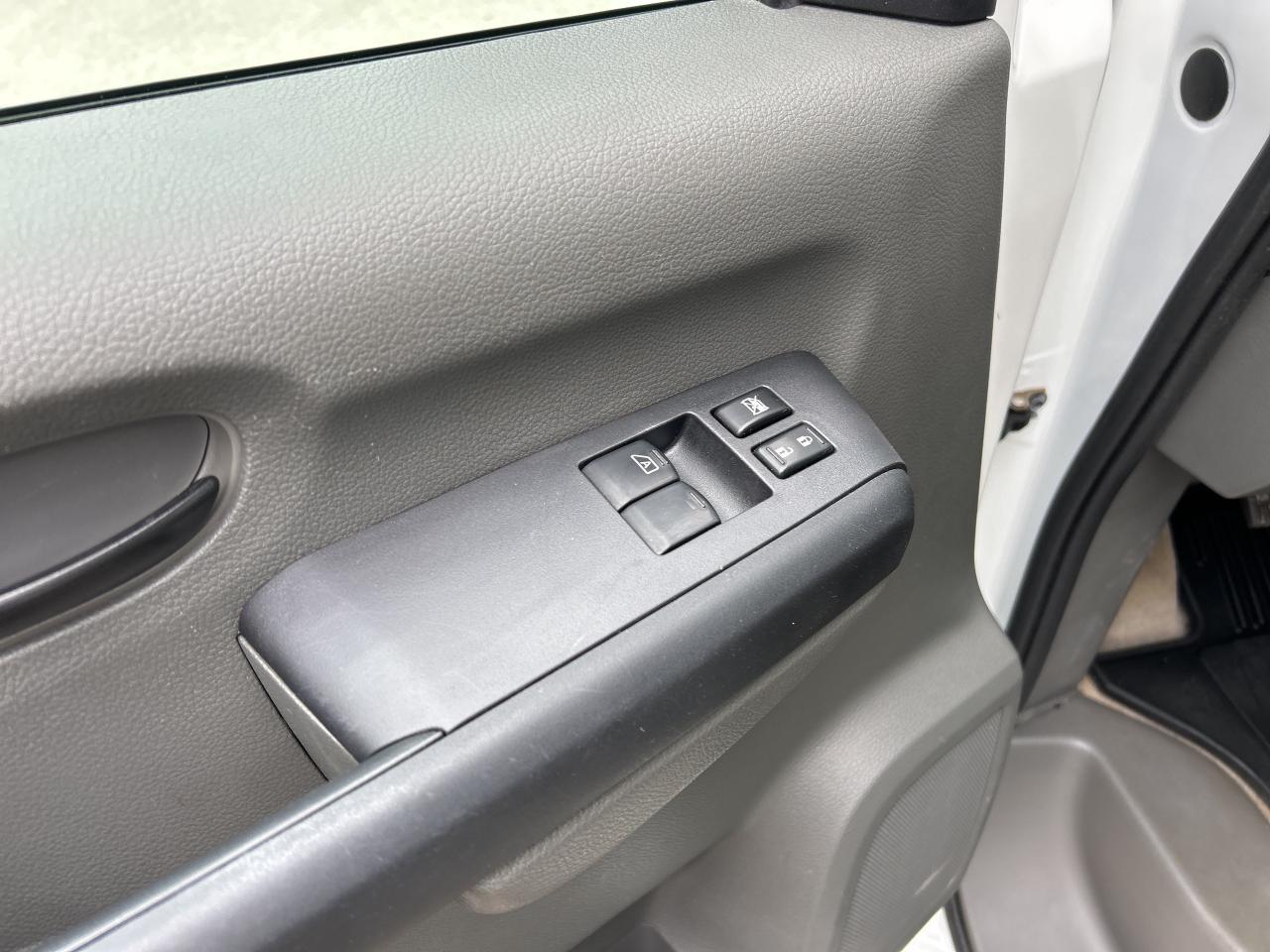 2020 Nissan NV 3500 SL V8, CLEAN CARFAX, 12 PASSENGER! Photo