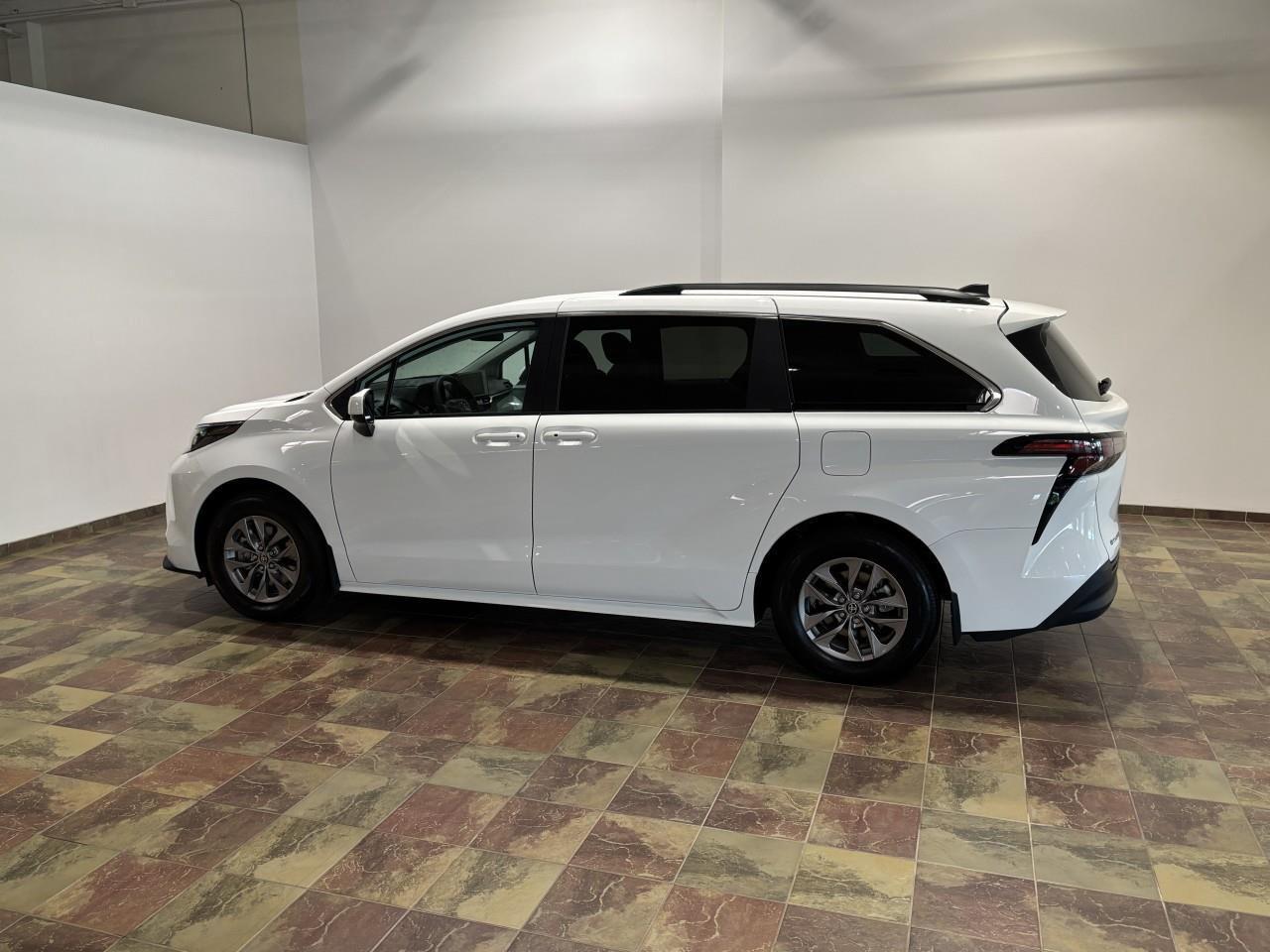 2025 Toyota Sienna LE 8-Passenger Photo