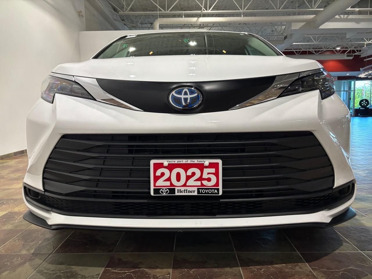 2025 Toyota Sienna LE 8-Passenger Photo