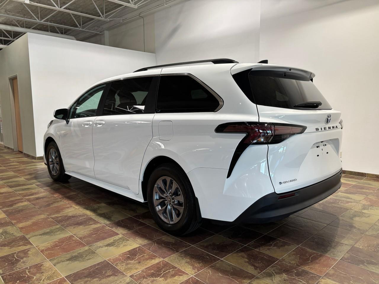 2025 Toyota Sienna LE 8-Passenger Photo2