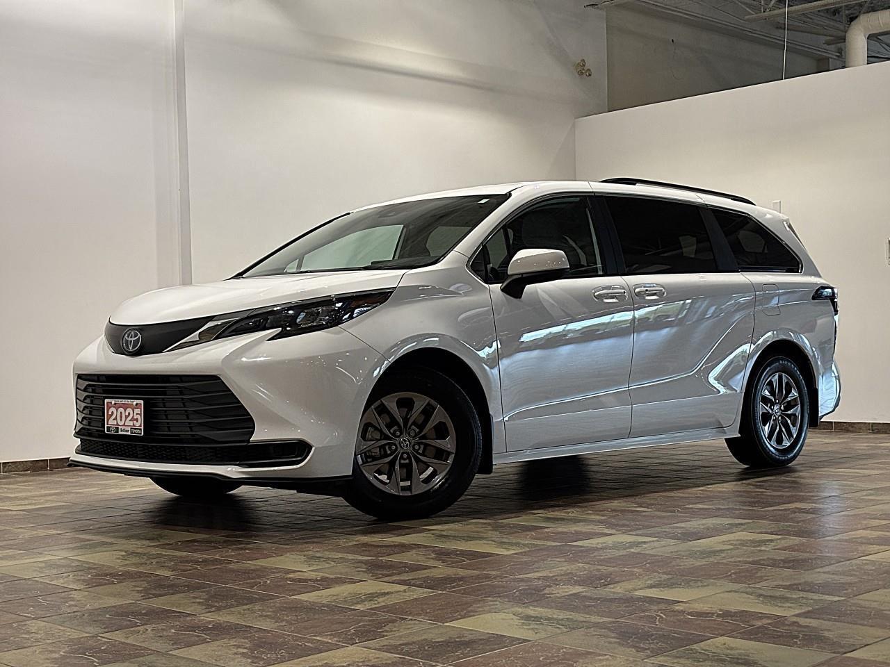 2025 Toyota Sienna LE 8-Passenger Photo