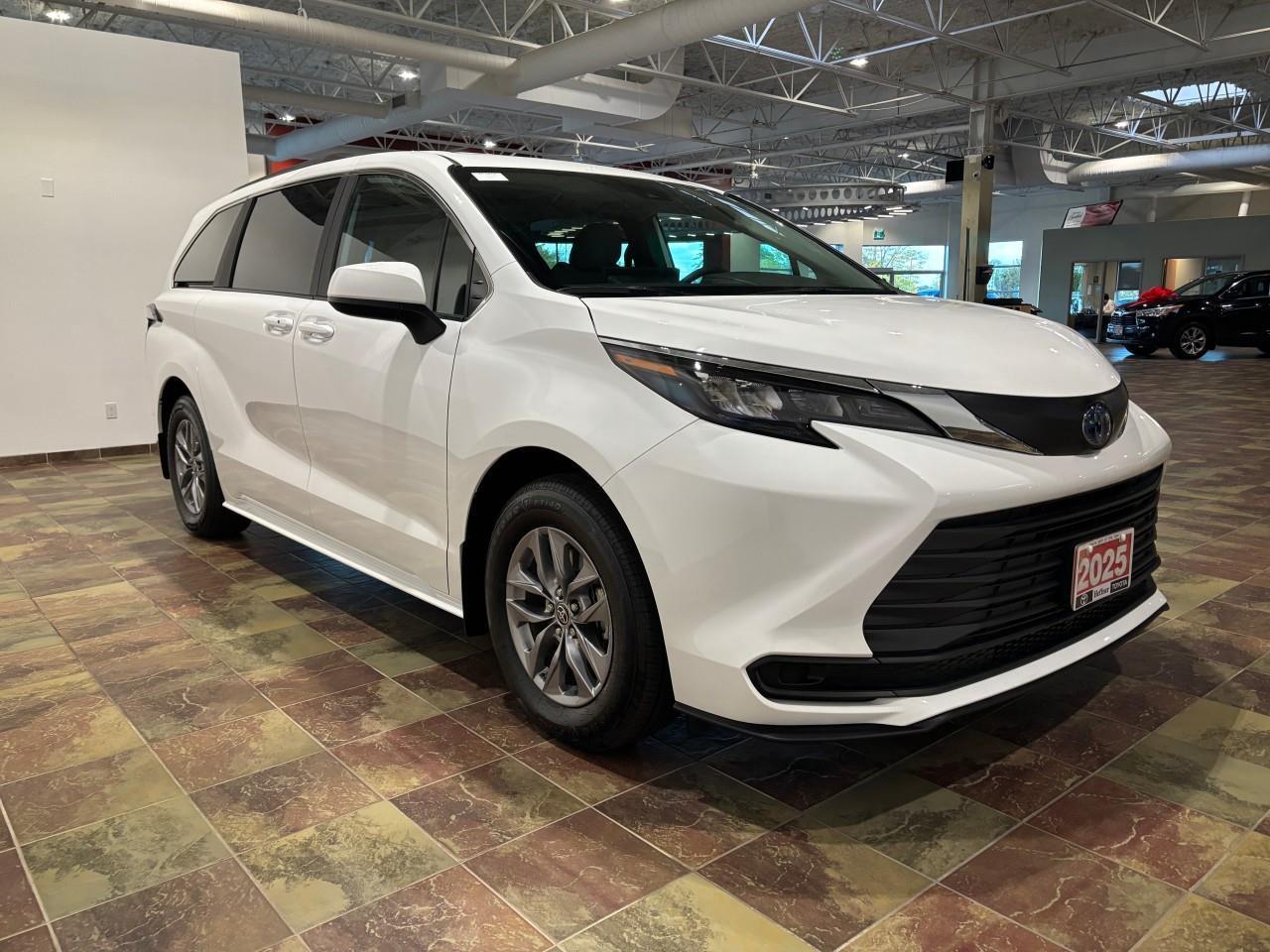 2025 Toyota Sienna LE 8-Passenger Photo