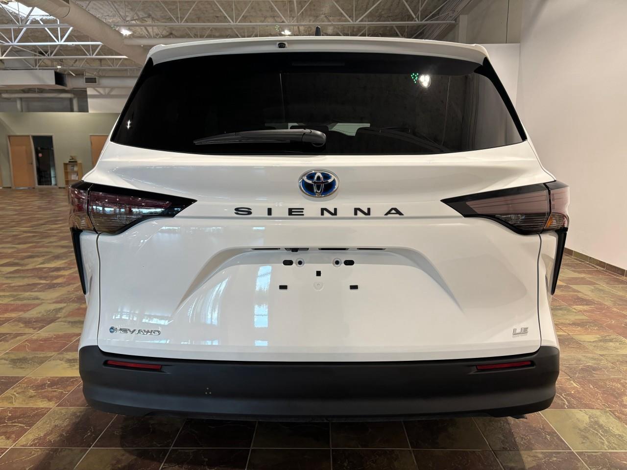 2025 Toyota Sienna LE 8-Passenger Photo