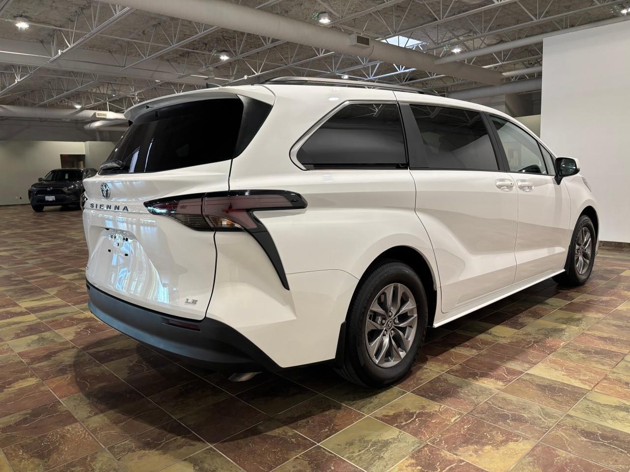 2025 Toyota Sienna LE 8-Passenger Photo