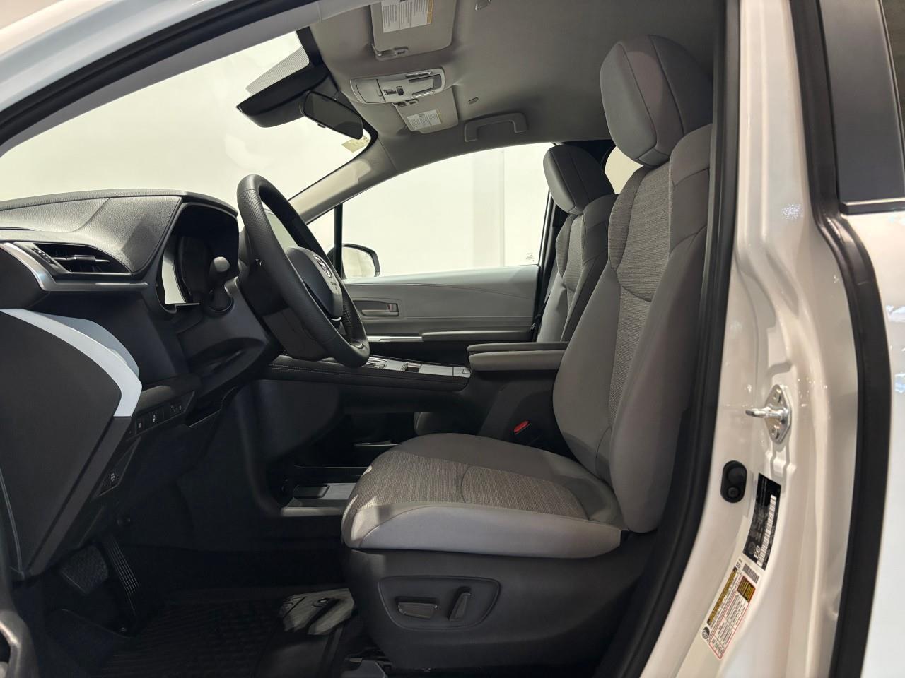 2025 Toyota Sienna LE 8-Passenger Photo