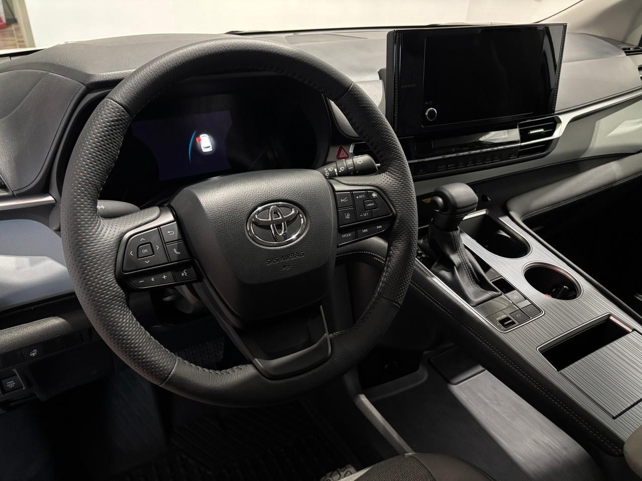 2025 Toyota Sienna LE 8-Passenger Photo